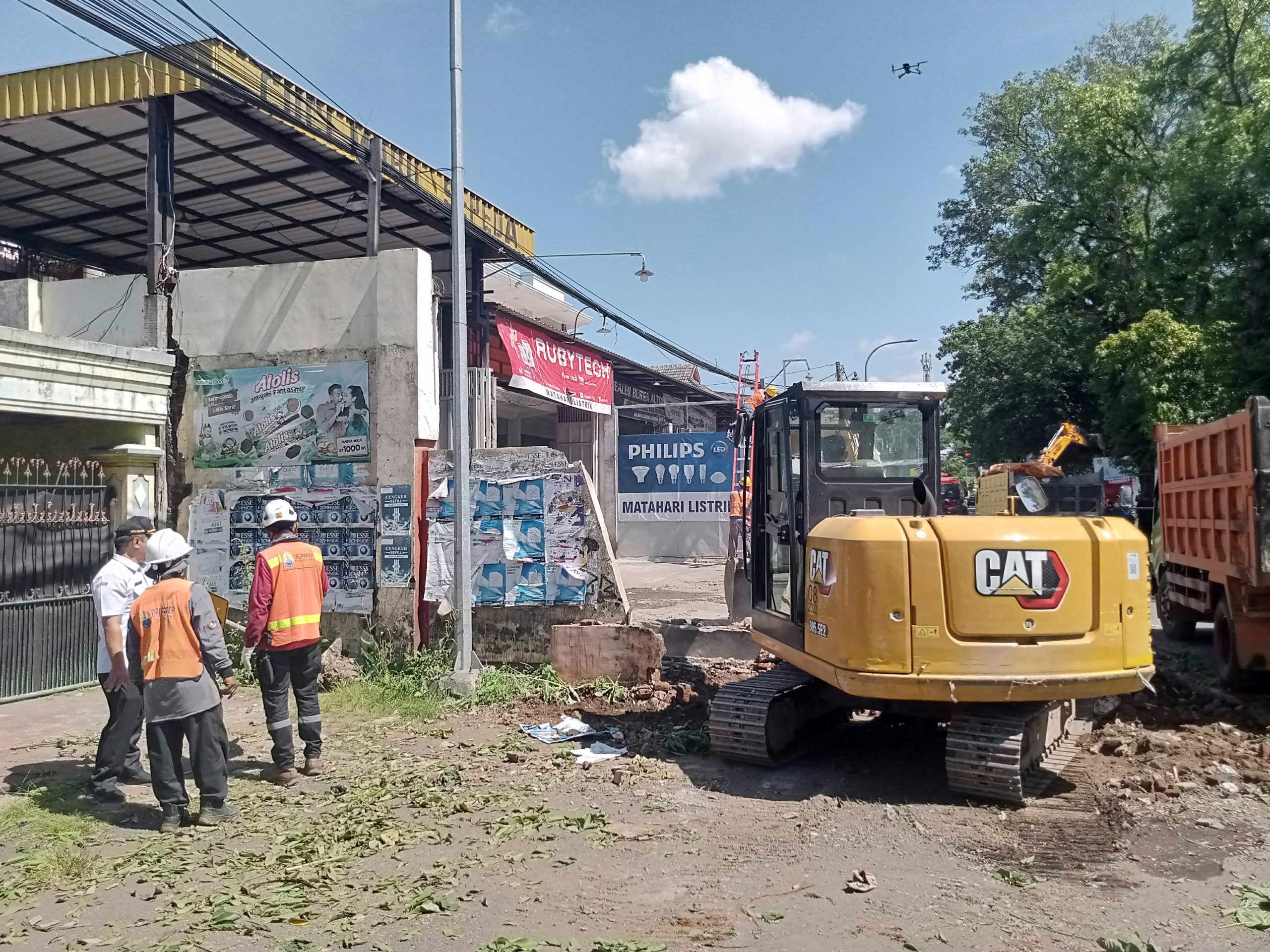 Penertiban dan Pengosongan Lahan EX di sebrang Exit Tol Madyopuro Kelurahan Madyopuro, Kecamatan Kedungkandang, Kota Malang.